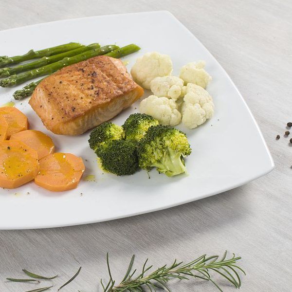 Salmón fresco a la plancha con verduras al vapor