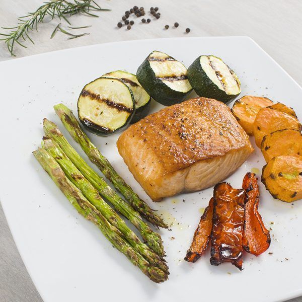 Salmón fresco a la plancha con verduras grilladas
