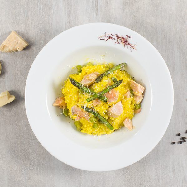 Risotto de salmón, espárragos y azafrán.