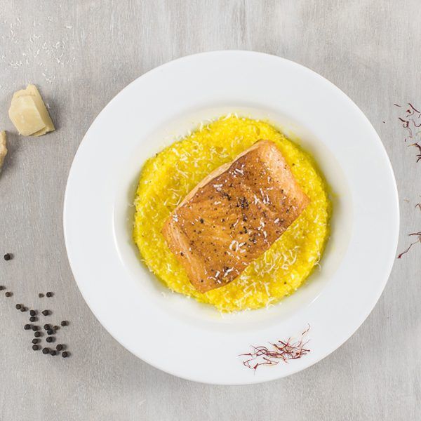 Salmón fresco con risotto de azafrán