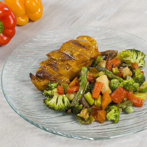 Pollo ras al hanaut con verduras salteadas