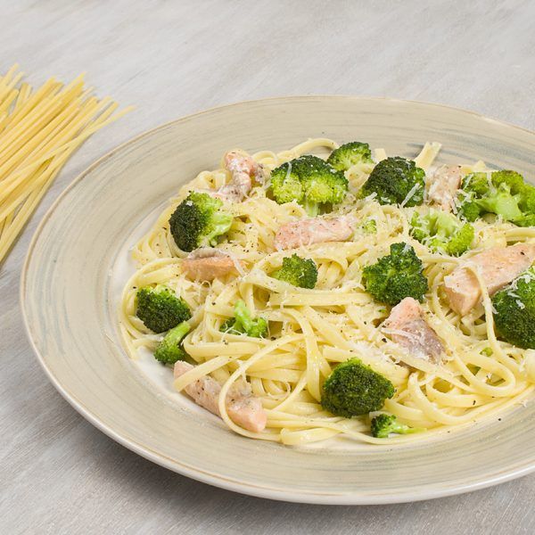 Linguinni con salmón y broccoli