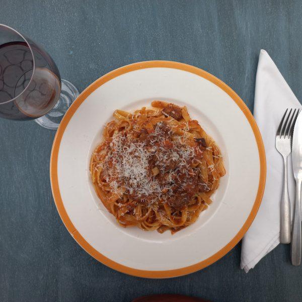 Fettuccine con ragú de res