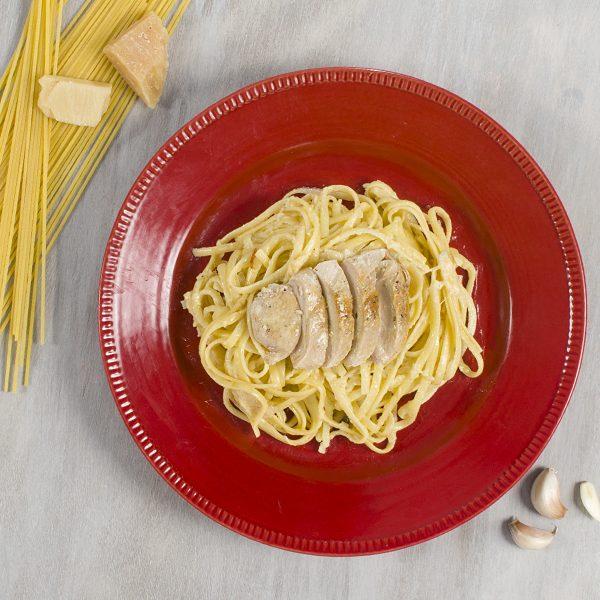 Pechuga de pollo asado con linguinni a la crema de queso