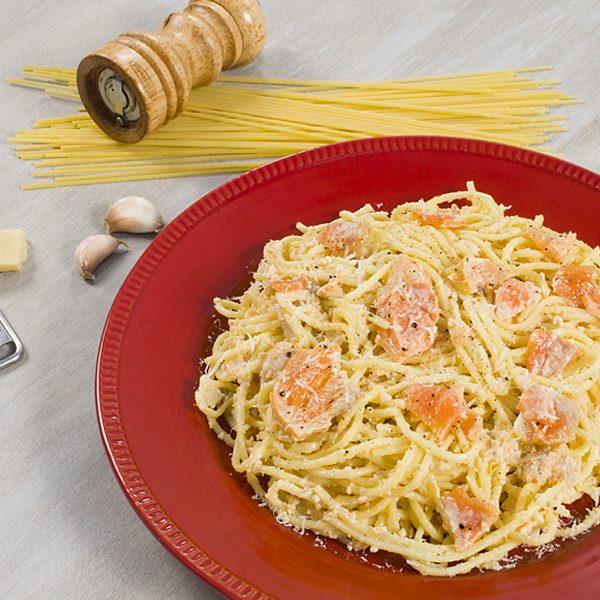 Spaguetti salsa alfredo con salmón