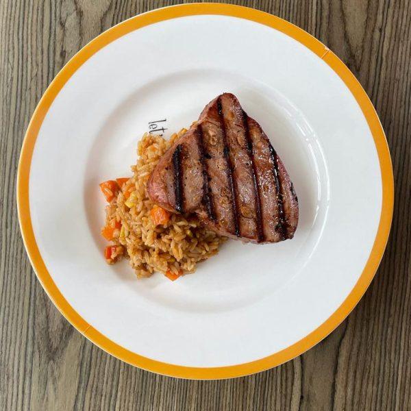 Atún marinado con arroz